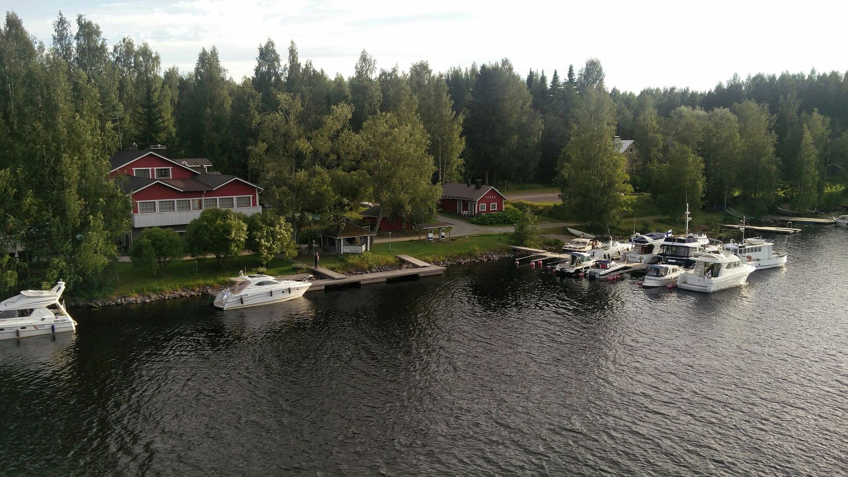 Kermankeidas ilmasta nähtynä: punainen päärakennus, venelaituri ja metsäranta Heinäveden reitillä