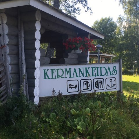 Käsin maalattu KERMANKEIDAS-kyltti, jonka alla neljä kuvamerkkiä