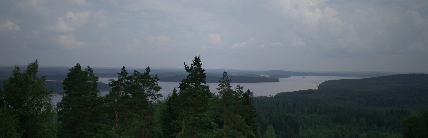 Näkymä Heinäveden reitille: saaria ja metsää veden takana